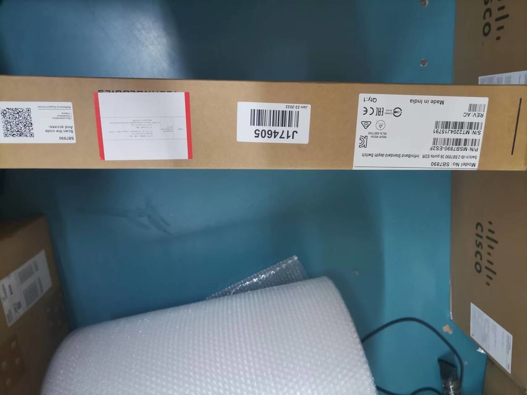 El sistema 36 QSFP28 de InfiniBand EDR 100Gb/S del interruptor de red de MSB7800-ES2F Mellanox vira 1U hacia el lado de babor